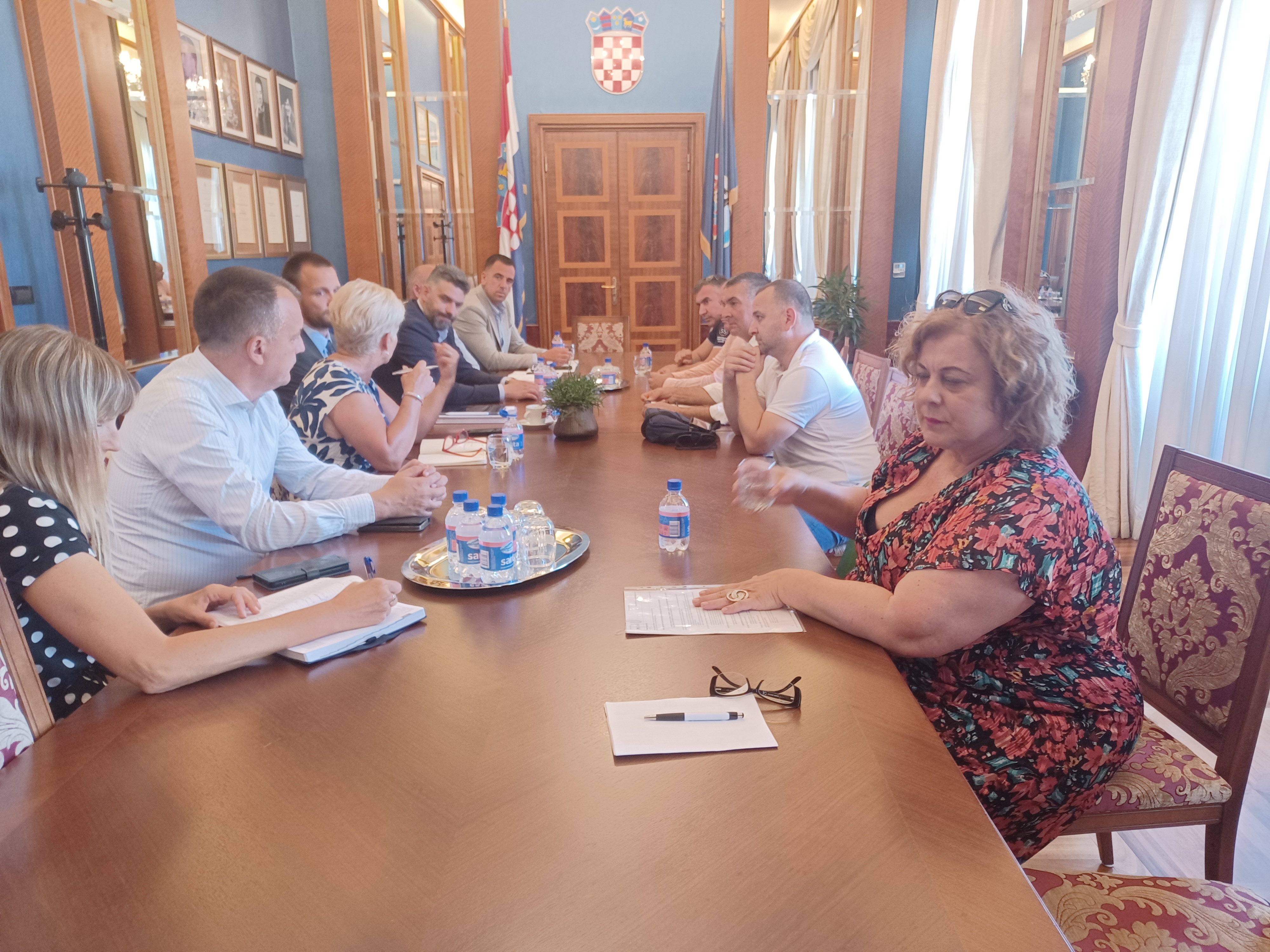 PREDSTAVNICI OBRTNIČKE KOMORE ZADAR I UDRUŽENJA OBRTNIKA ZADAR NA RADNOM SASTANKU KOD GRADONAČELNIKA ZADRA